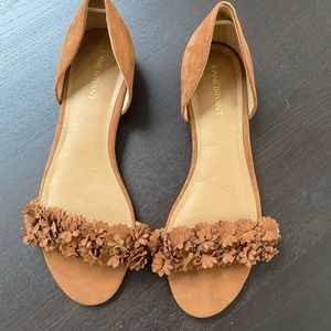 Tan floral sandal flats. Pet friendly, smoke free home